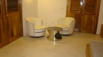 Beachfront Luxury Villa 라스테레나스